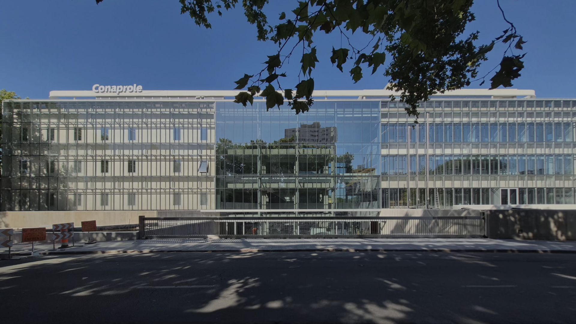 Sede central de Conaprole I Edificio de oficinas